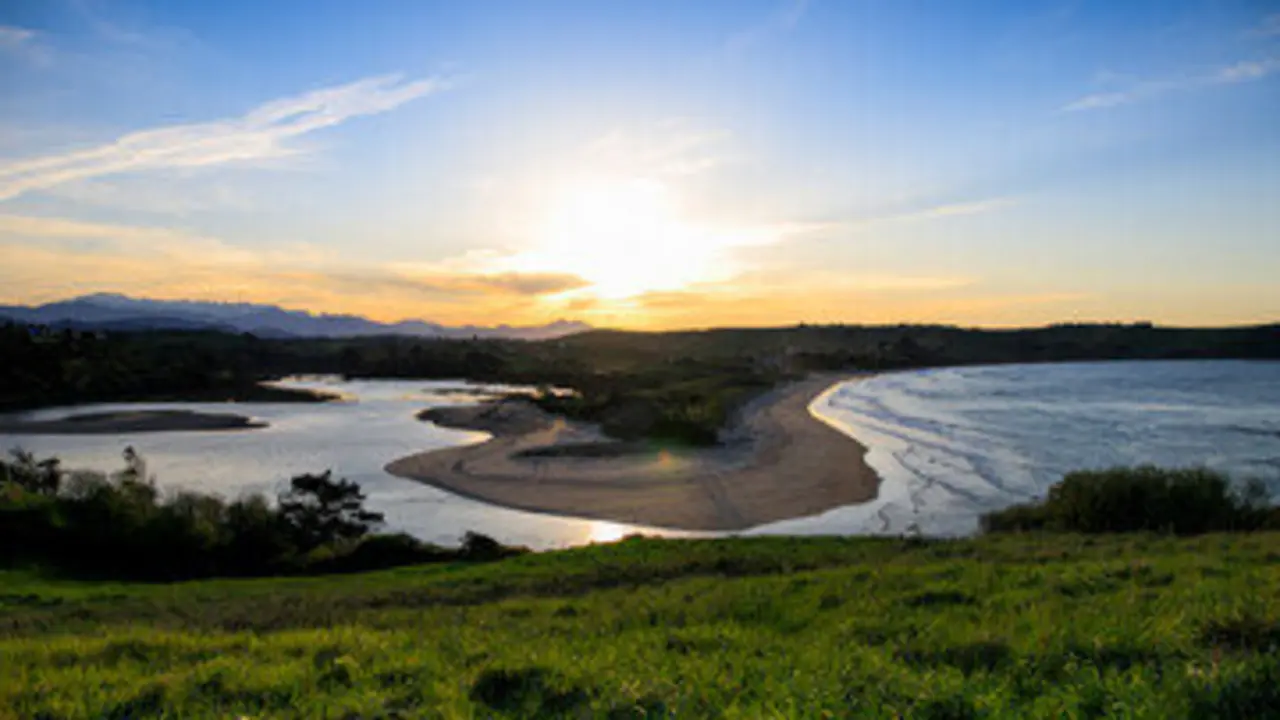 Vista desde arriba de la Playa de Oyambre. / A.S.P