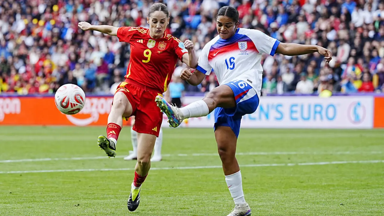 Jugadoras de Espa&ntilde;a e Inglaterra se disputan un bal&oacute;n. / EP