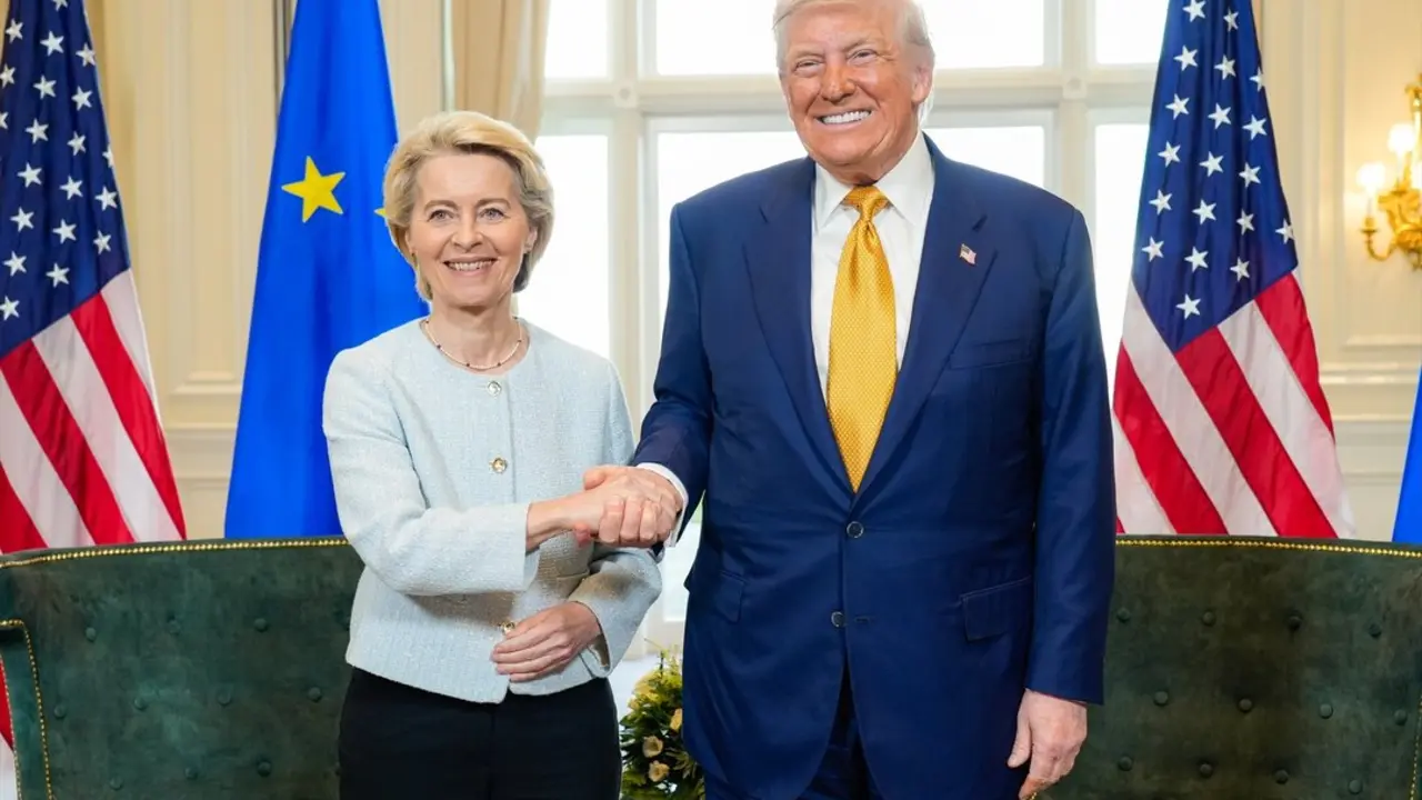 El presidente de Estados Unidos, Donald Trump, y la presidenta de la Comisi&oacute;n Europea, Ursula von der Leyen, se estrechan la mano tras llegar a un acuerdo para resolver una disputa comercial sobre el aumento de aranceles. / Fred Guerdin