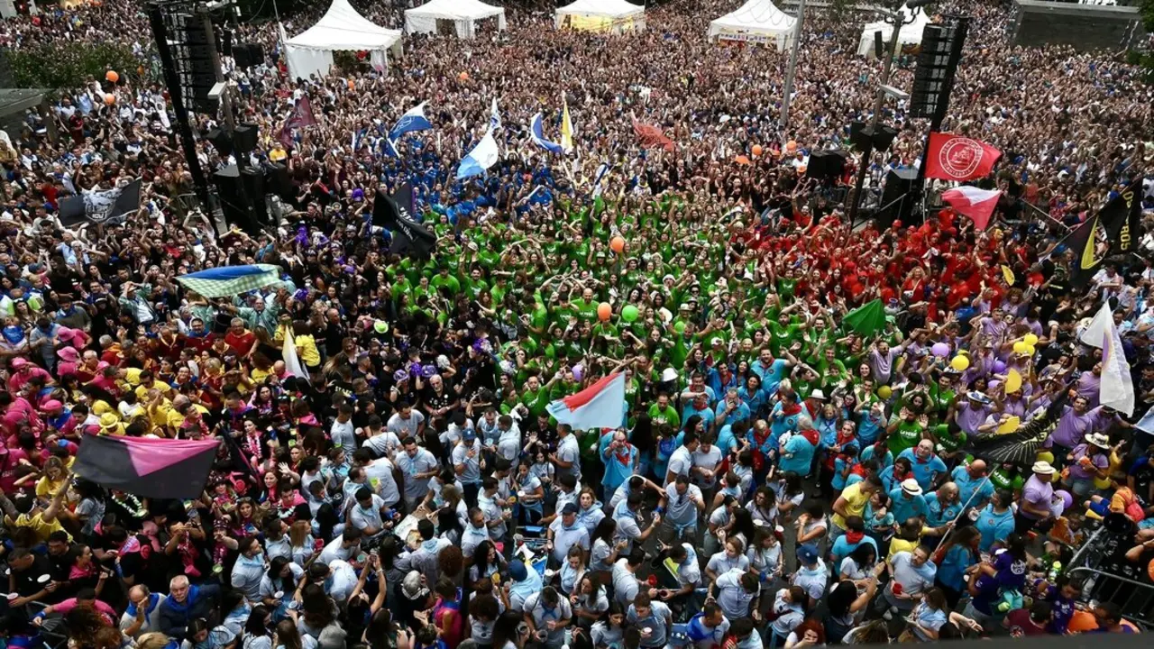 Miles de personas durante el Chupinazo en Santander. / Nacho Cubero