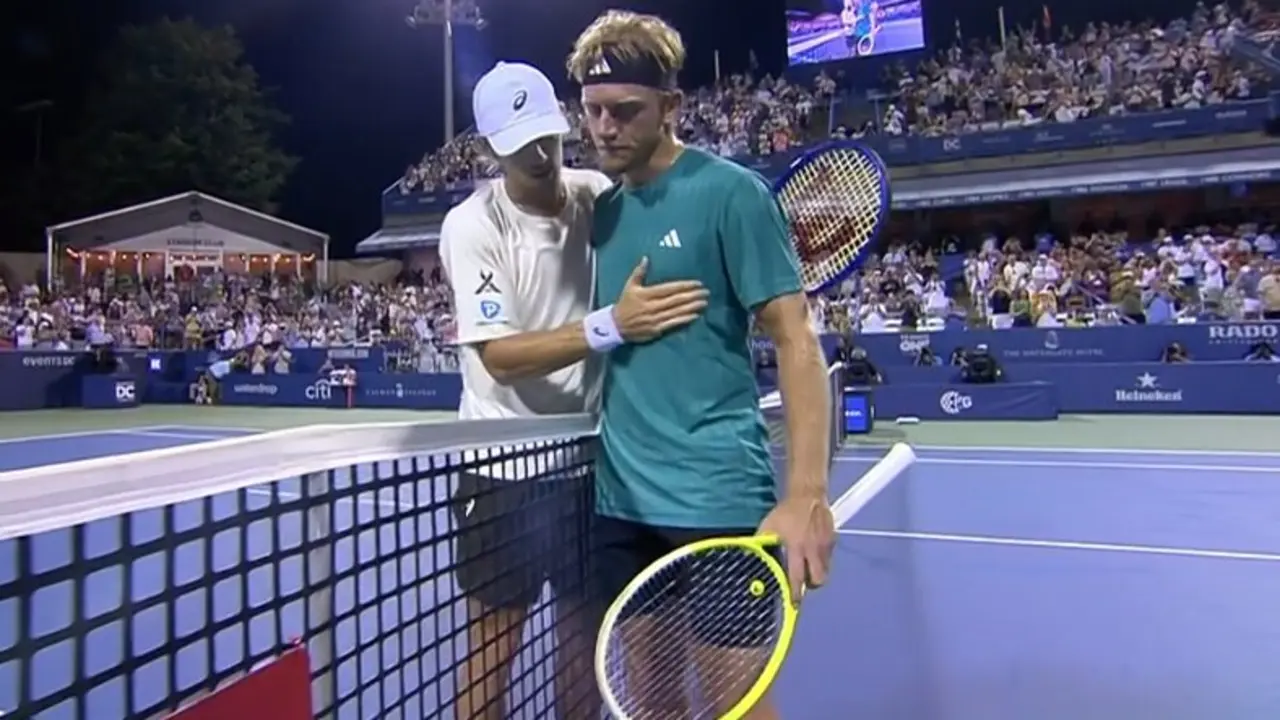 De Mi&ntilde;aur consuela a Davidovich tras perder en Miami. / X