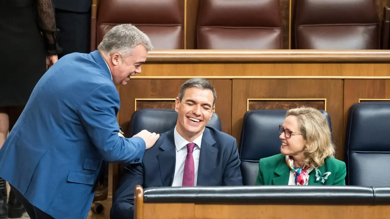 (I-D) El essecretario de Organizaci&oacute;n del PSOE, Santos Cerd&aacute;n; El presidente del Gobierno, Pedro S&aacute;nchez y la vicepresidenta primera y ministra de Asuntos Econ&oacute;micos y Transformaci&oacute;n Digital, Nadia Calvi&ntilde;o. / Diego Radam&eacute;s