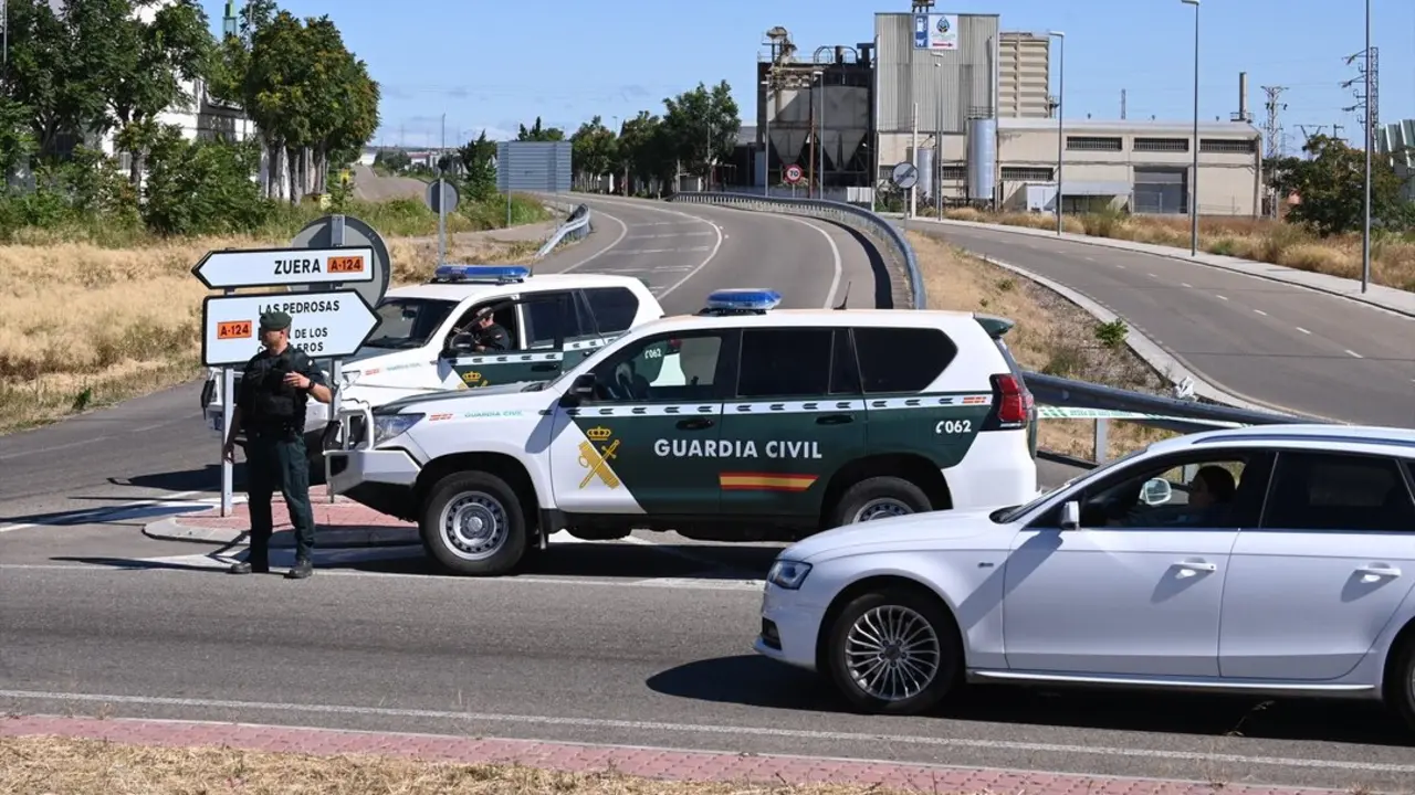 Carreteras cortadas por la Guardia Civil al lado de la planta qu&iacute;mica, durante el incendio producido en una planta qu&iacute;mica en el pol&iacute;gono de El Campillo. / Ram&oacute;n Comet