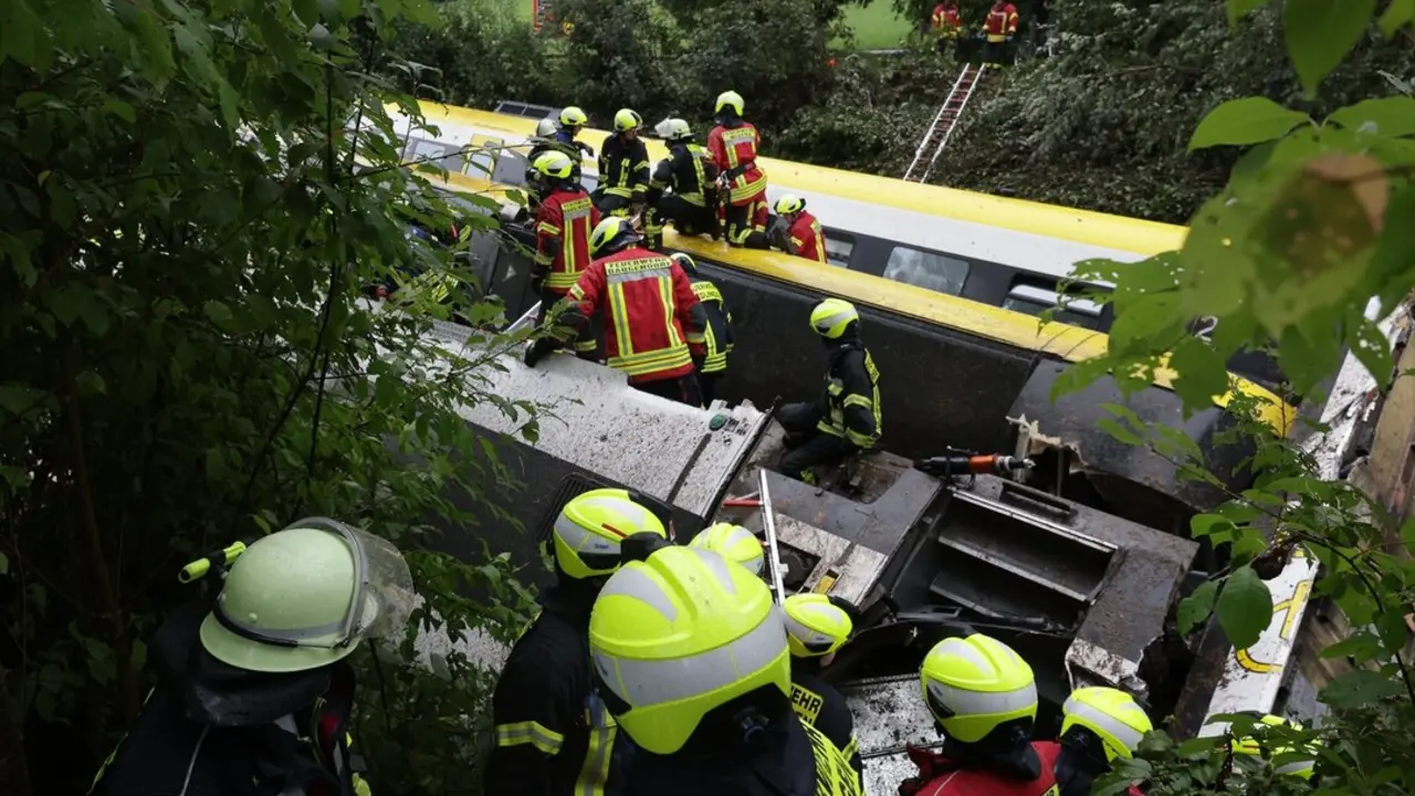 Rescatistas buscan pasajeros en un tren descarrilado. / Thomas Warnack