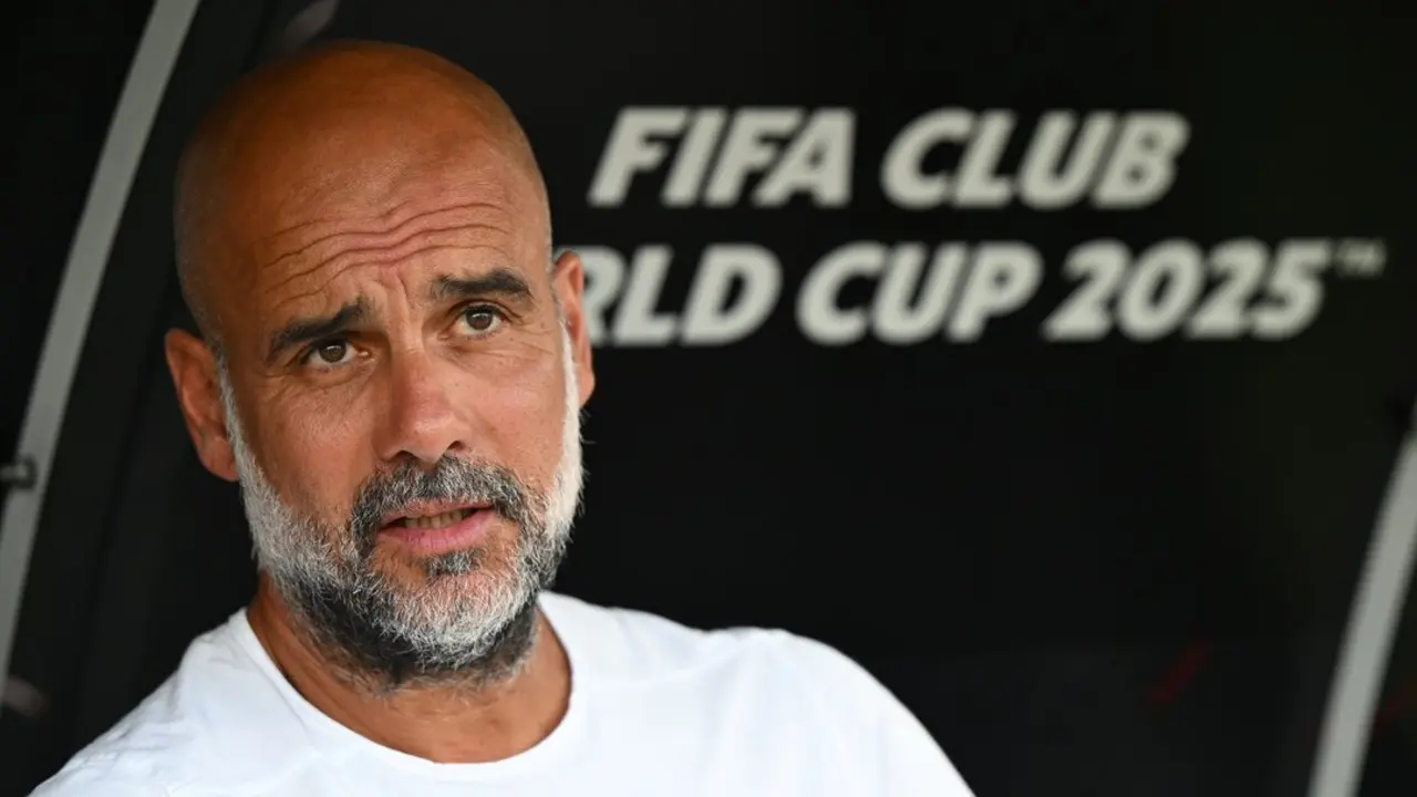 El entrenador del Manchester City, Pep Guardiola, se sienta en el banquillo antes del partido de f&uacute;tbol del Grupo G de la Copa Mundial de Clubes. / Sven Hoppe