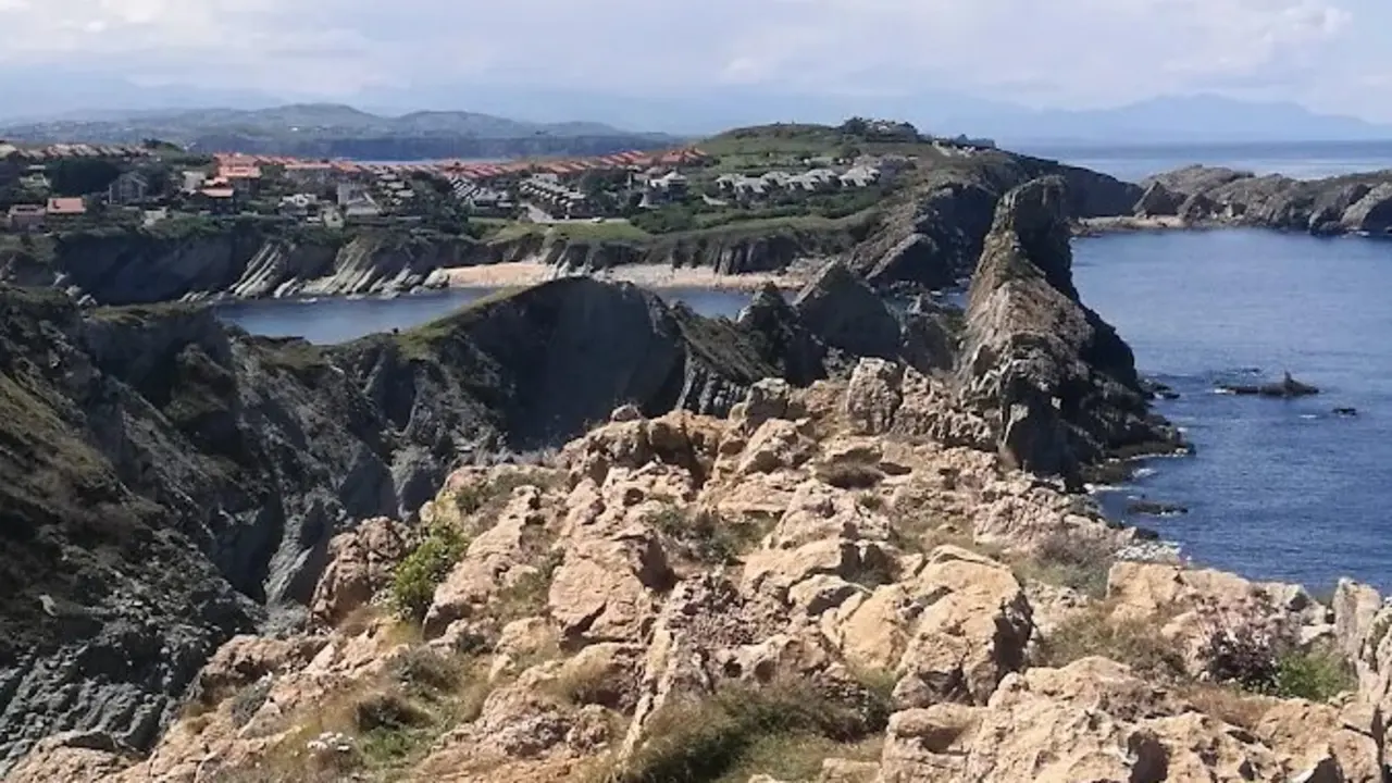 Vista desde los acantilados de la playa de la Arn&iacute;a. / A.E.