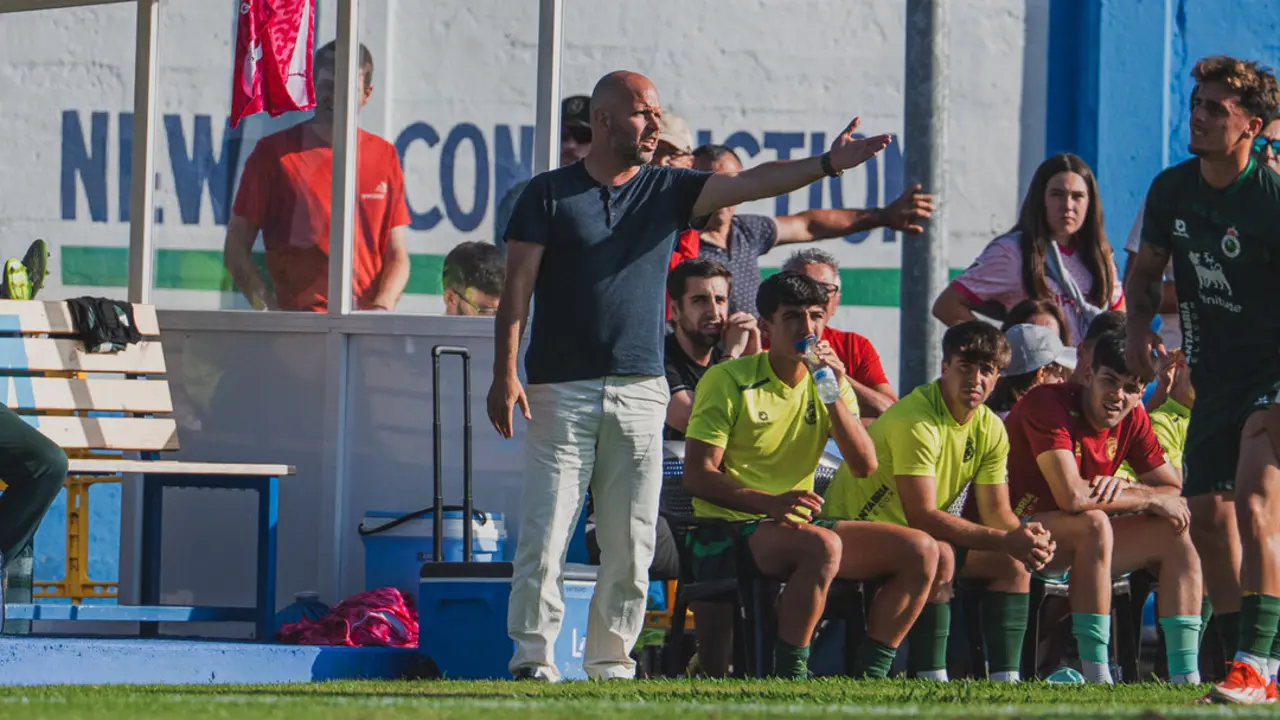 Jos&eacute; Alberto durante el partido ante el Sporting. / RRC