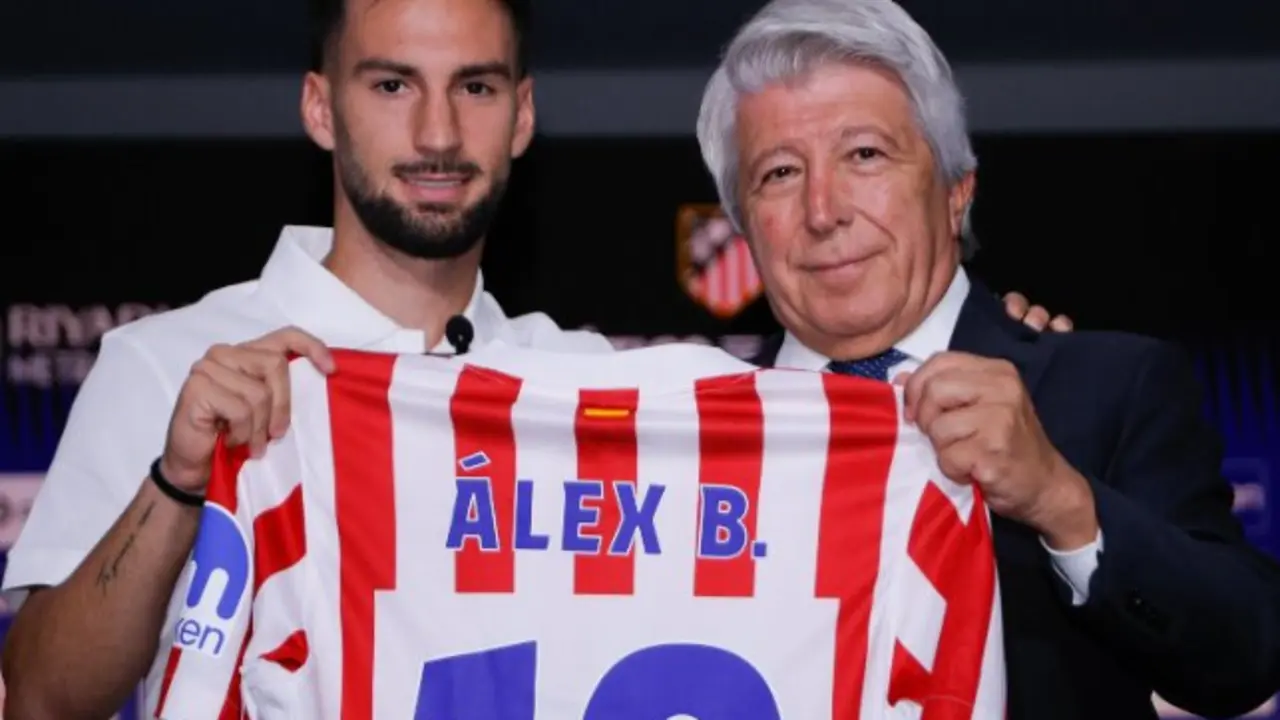 Presentaci&oacute;n oficial de &Aacute;lex Baena como nuevo jugador del Atl&eacute;tico de Madrid. / X