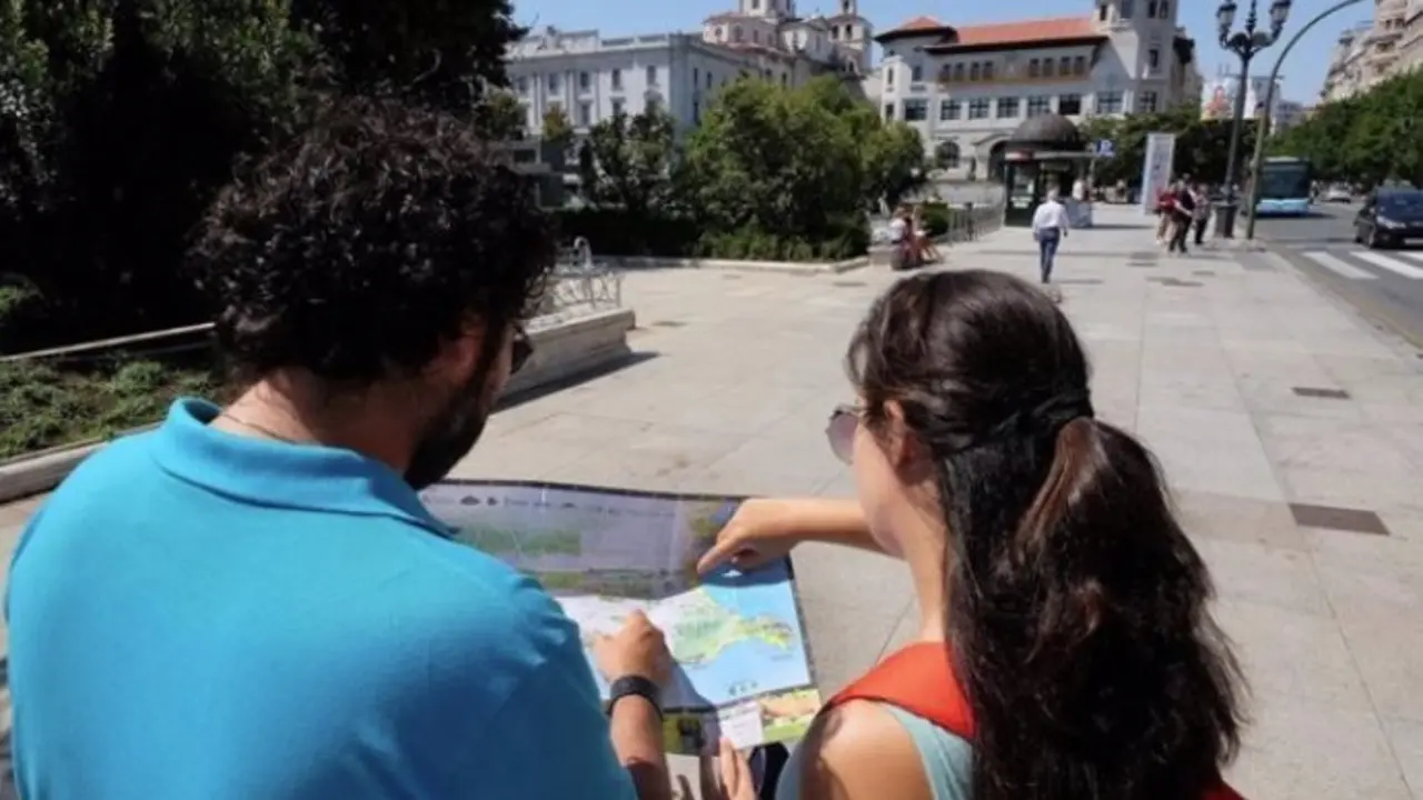 Dos turistas planificando su ruta por Cantabria. / EP