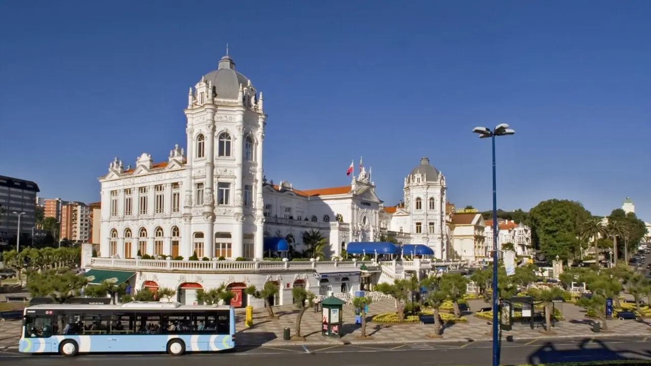 Vistas del exterior del Casino de El Sardinero, situado en la ciudad de Santander. / EP