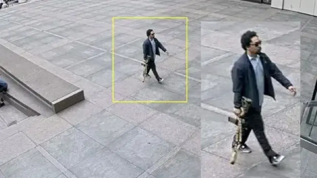 Captura de una c&aacute;mara de seguridad muestra al atacante caminando con un rifle en mano hacia el edificio Blackstone en Manhattan, momentos antes del tiroteo ocurrido el 28 de julio de 2025.