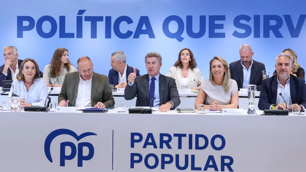 El presidente del Partido Popular, Alberto N&uacute;&ntilde;ez Feij&oacute;o, preside una reuni&oacute;n de la c&uacute;pula del PP junto al secretario general Miguel Tellado y otros miembros de la direcci&oacute;n nacional, bajo el lema "Pol&iacute;tica que sirve".