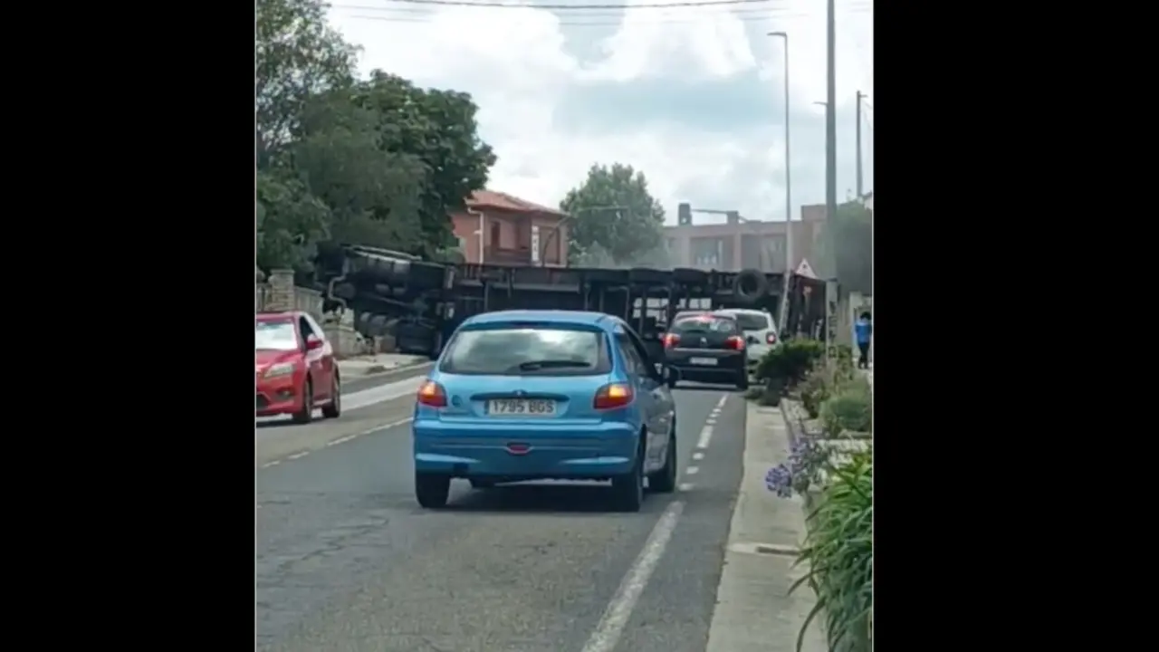 Un cami&oacute;n volcado bloquea por completo la calzada en una v&iacute;a urbana, provocando retenciones y desv&iacute;os de tr&aacute;fico. Las autoridades ya se encuentran trabajando en la zona para restablecer la circulaci&oacute;n.