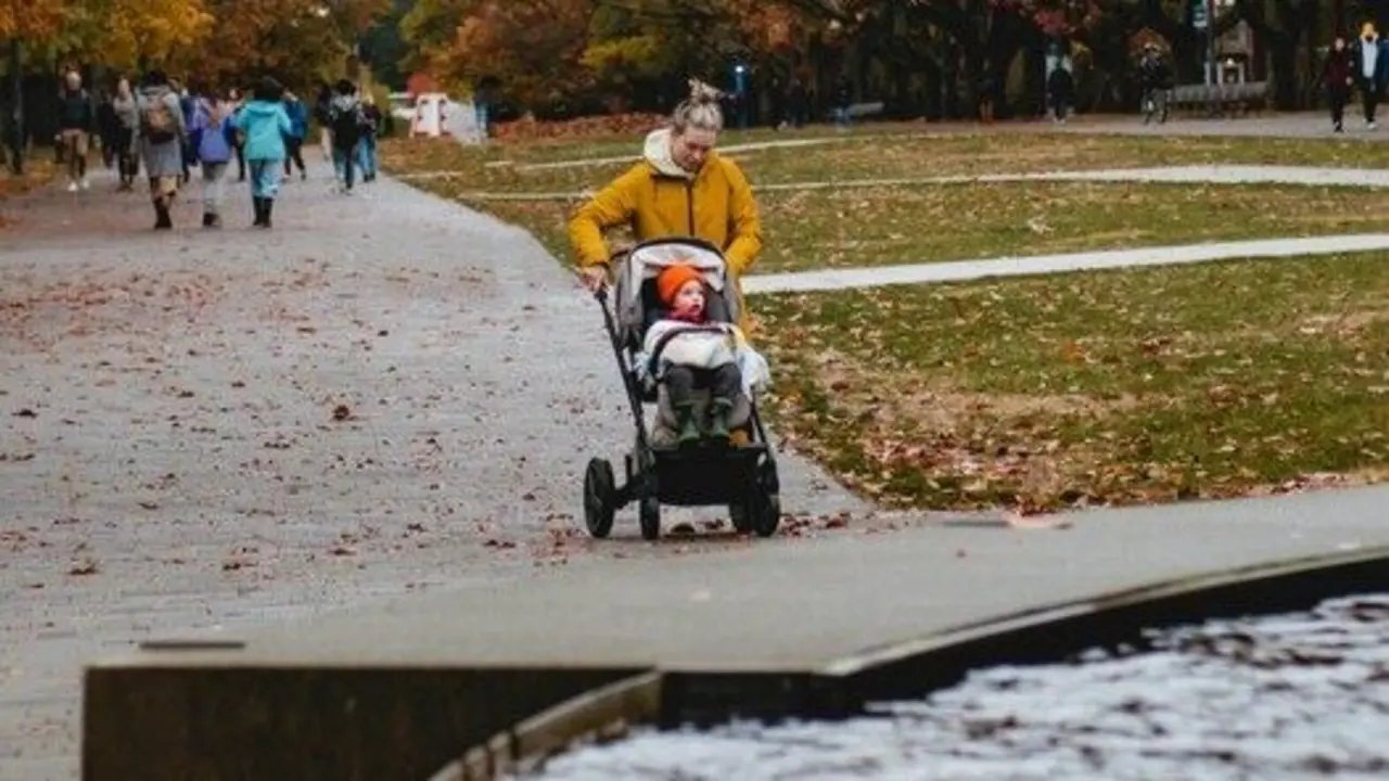 Una mujer pasea con su beb&eacute; por el parque. / A.E