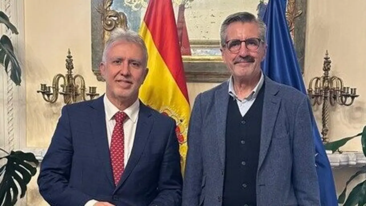 El ministro de Pol&iacute;tica Territorial y Memoria Democr&aacute;tica, &Aacute;ngel V&iacute;ctor Torres, junto con Jos&eacute; Mar&iacute;a &Aacute;ngel Bonilla. / EP