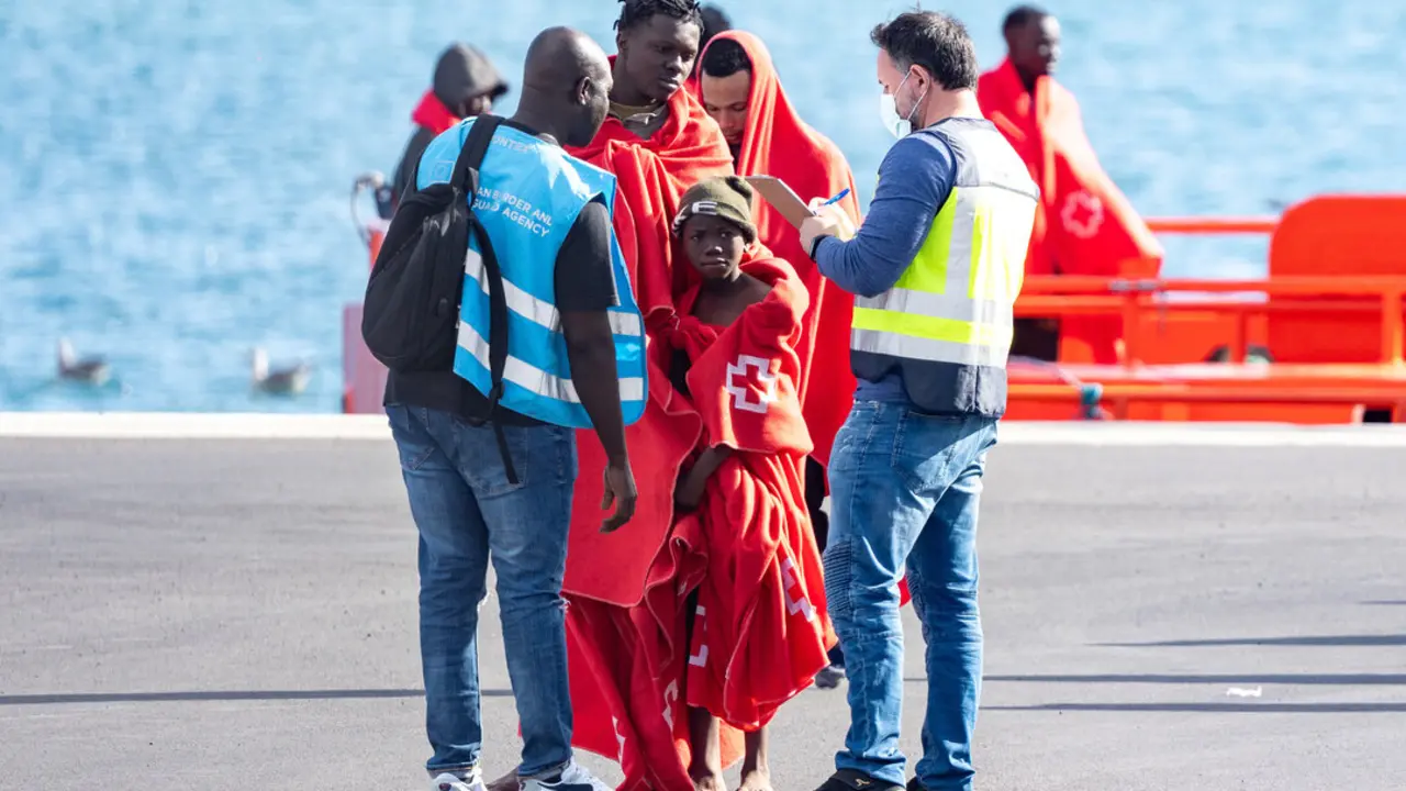 Agentes de los equipos de emergencia atienden a los migrantes en el muelle de Arrecife. / EP