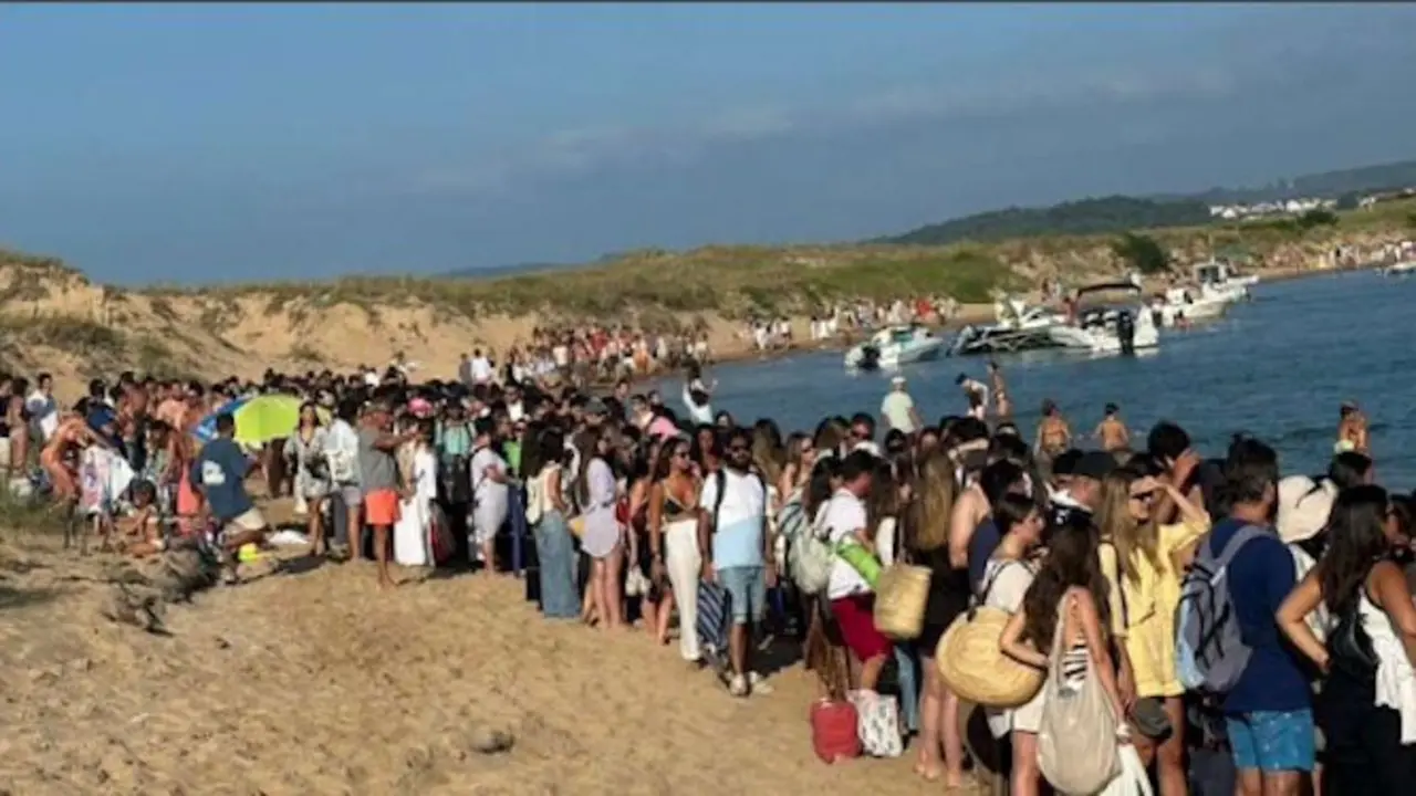 Vista de la playa de El Puntal, en Ribamont&aacute;n al Mar (Cantabria), donde el pasado fin de semana se celebr&oacute; una masiva concentraci&oacute;n juvenil organizada a trav&eacute;s de redes sociales. El Gobierno c&aacute;ntabro ha instado a la Delegaci&oacute;n del Gobierno a tomar medidas urgentes para evitar que se repita la situaci&oacute;n.