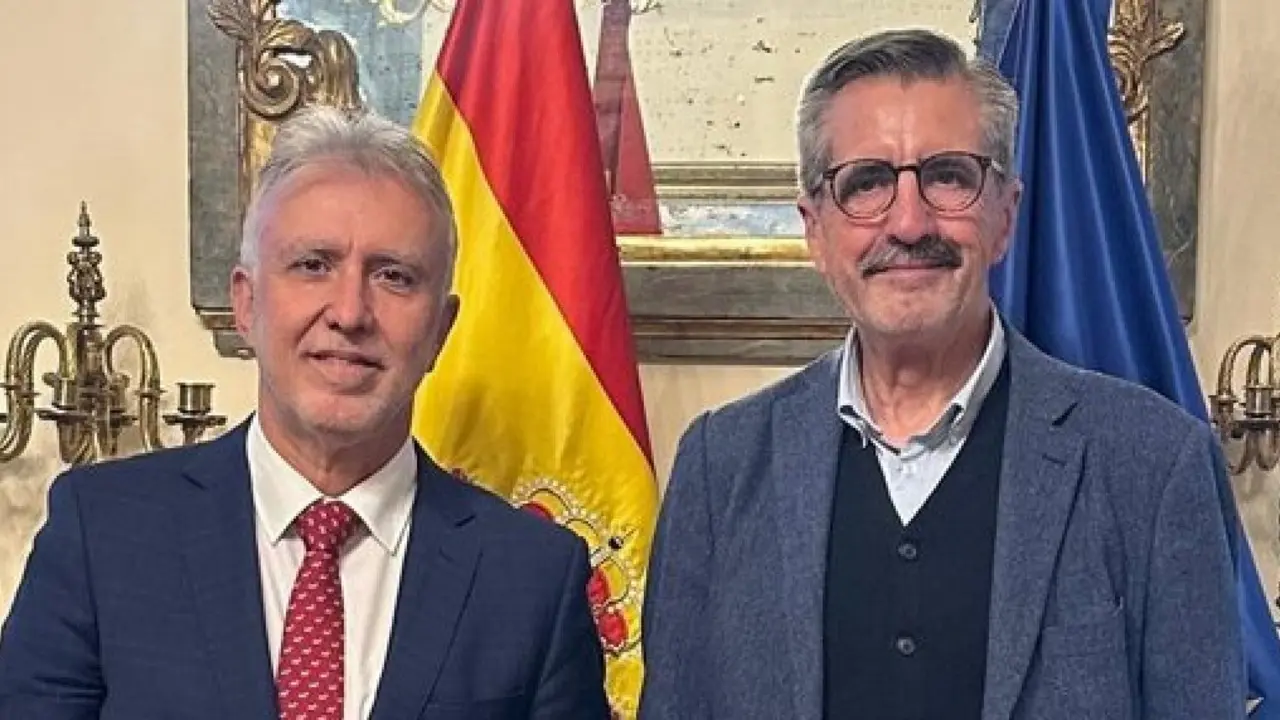 Jos&eacute; Mar&iacute;a &Aacute;ngel Batalla (derecha), alto comisionado del Gobierno para la reconstrucci&oacute;n tras la DANA y presidente del PSOE valenciano, junto a un representante institucional.