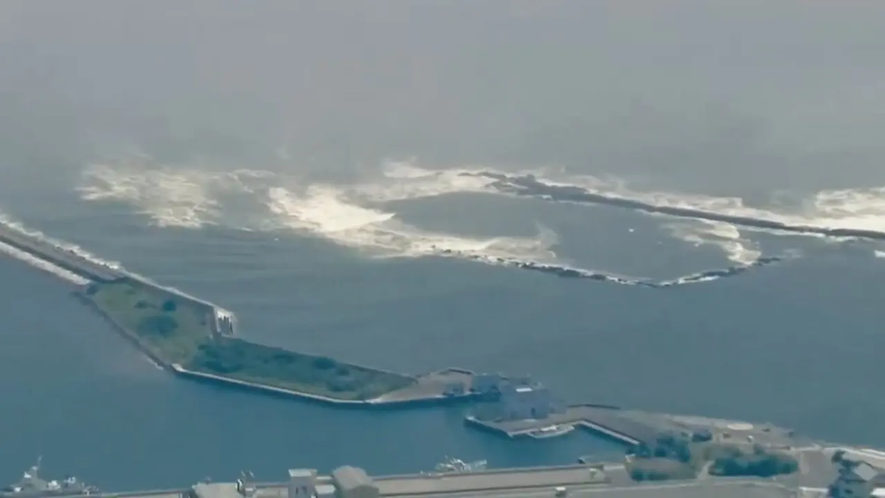 Jap&oacute;n mientras comienzan las olas del tsunami. / X