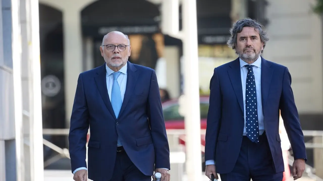 El ex director general de Carreteras, Javier Herrero (i), a su llegada a declarar como imputado por el &lsquo;caso Koldo&rsquo; en la Audiencia Nacional (AN). / Jes&uacute;s Hell&iacute;n