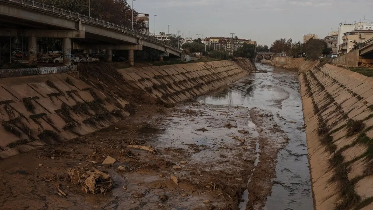 Trabajos en el restablecimiento de las v&iacute;as en el Barranco del Poyo. / Rober Solsona