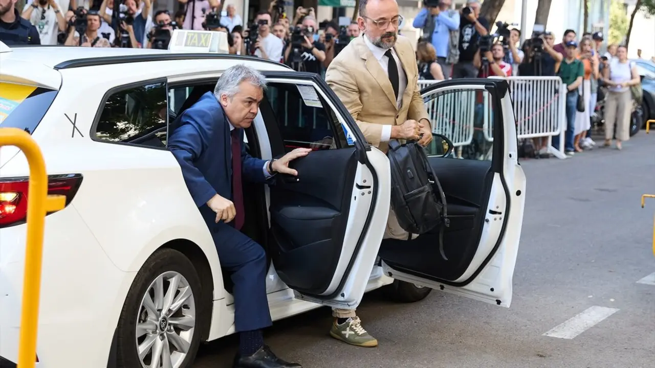 El exsecretario de Organizaci&oacute;n del PSOE Santos Cerd&aacute;n (i) a su llegada a declarar en el Tribunal Supremo. / Jes&uacute;s Hell&iacute;n