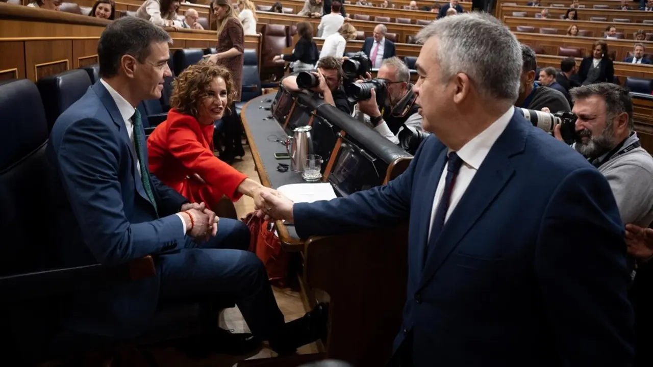 El presidente del Gobierno, Pedro S&aacute;nchez y la ministra de Hacienda, Mar&iacute;a Jes&uacute;s Montero, que saluda al exsecretario de Organizaci&oacute;n del PSOE, Santos Cerd&aacute;n. / Eduardo Parra