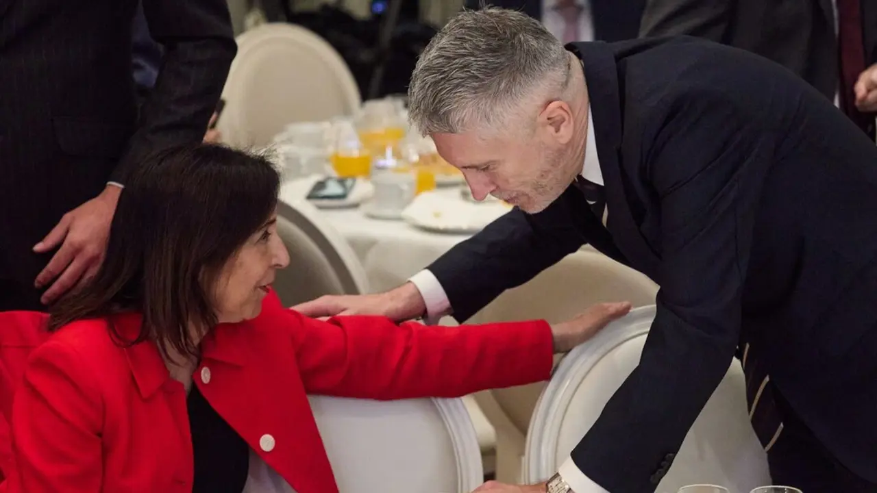 La ministra de Defensa, Margarita Robles y el ministro de Interior, Fernando Grande-Marlaska, durante un desayuno informativo. / Jes&uacute;s Hell&iacute;n