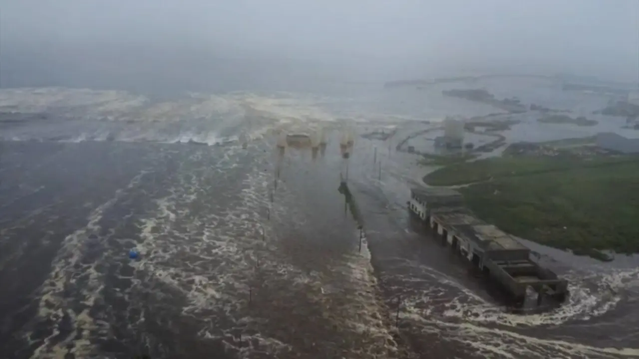 Vista a&eacute;rea de una zona afectada por un terremoto y un tsunami. / Canal de Telegram de Kamc