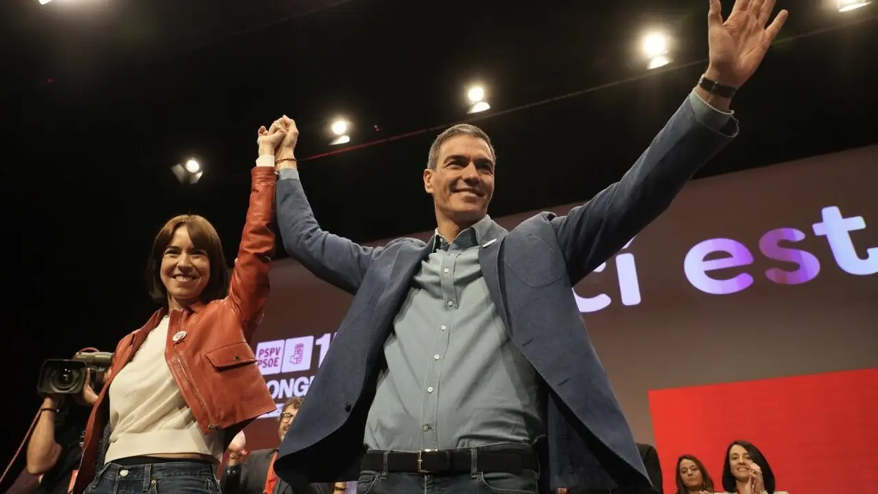 El presidente del Gobierno, Pedro S&aacute;nchez, y la secretaria general del PSPV-PSOE y ministra de Ciencia, Innovaci&oacute;n y Universidades, Diana Morant. / Eduardo Manzana