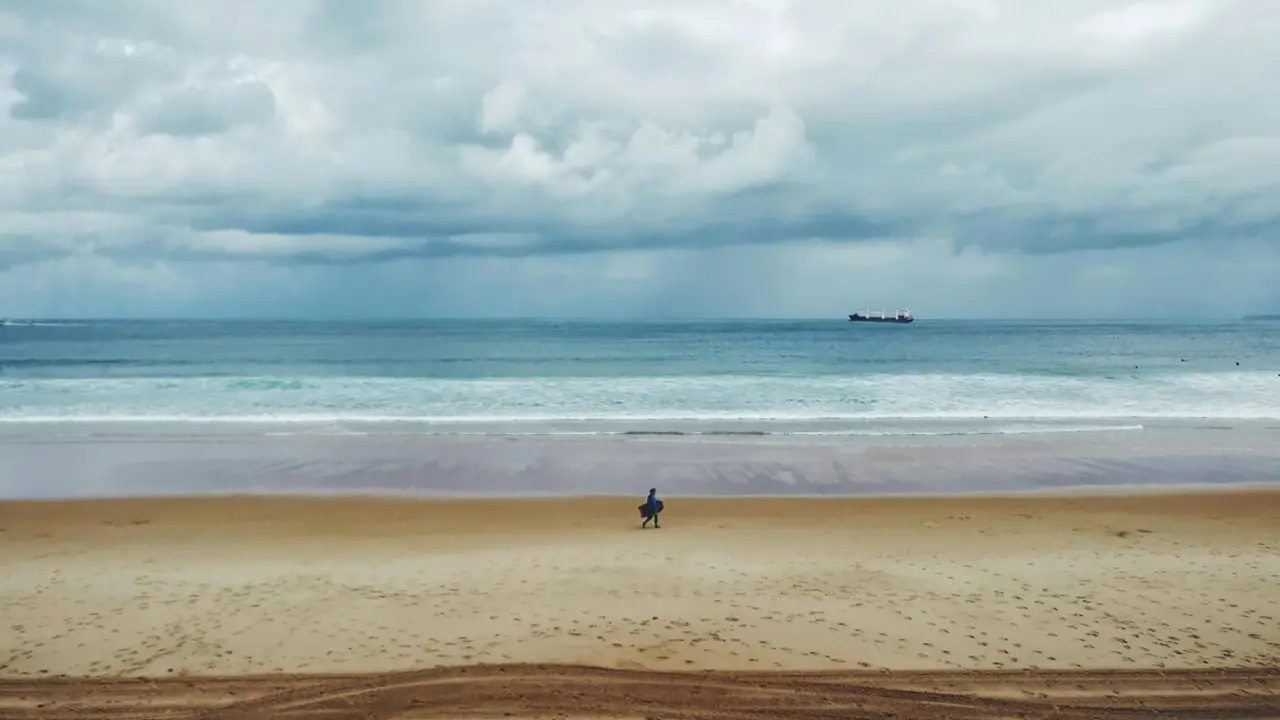 Una persona pasea por la playa en Cantabria. / A.P.