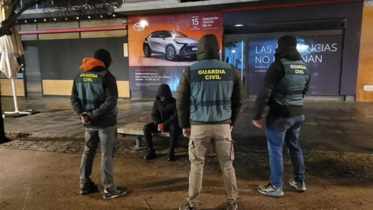 Agentes de la Guardia Civil custodian a un yihadista tras su detenci&oacute;n en Granada. / EP