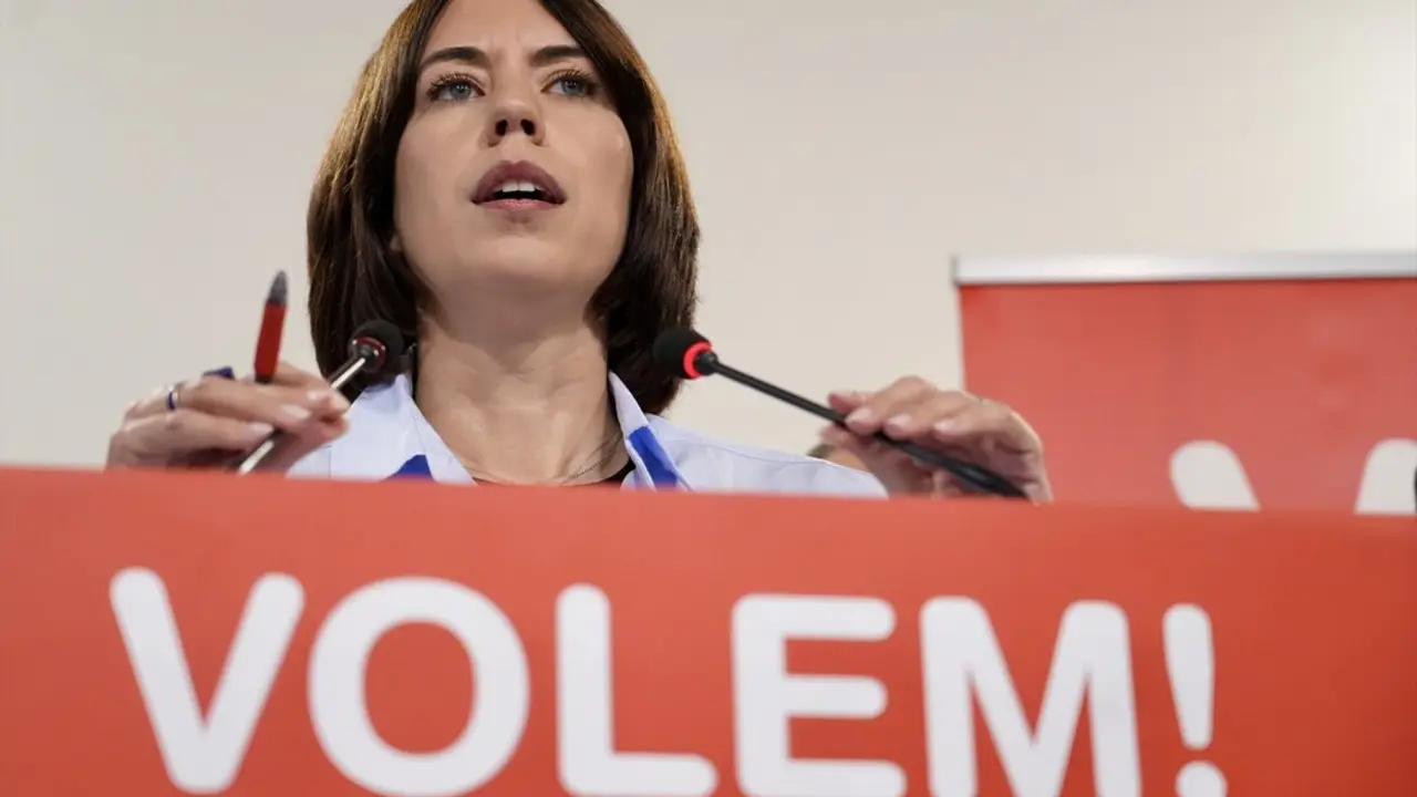 La secretaria general del PSPV-PSOE, Diana Morant, comparece ante los medios de comunicaci&oacute;n. / Eduardo Manzana