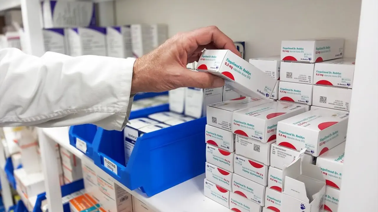 Profesional de Farmacia Hospitalaria adquiriendo un medicamento. / EP