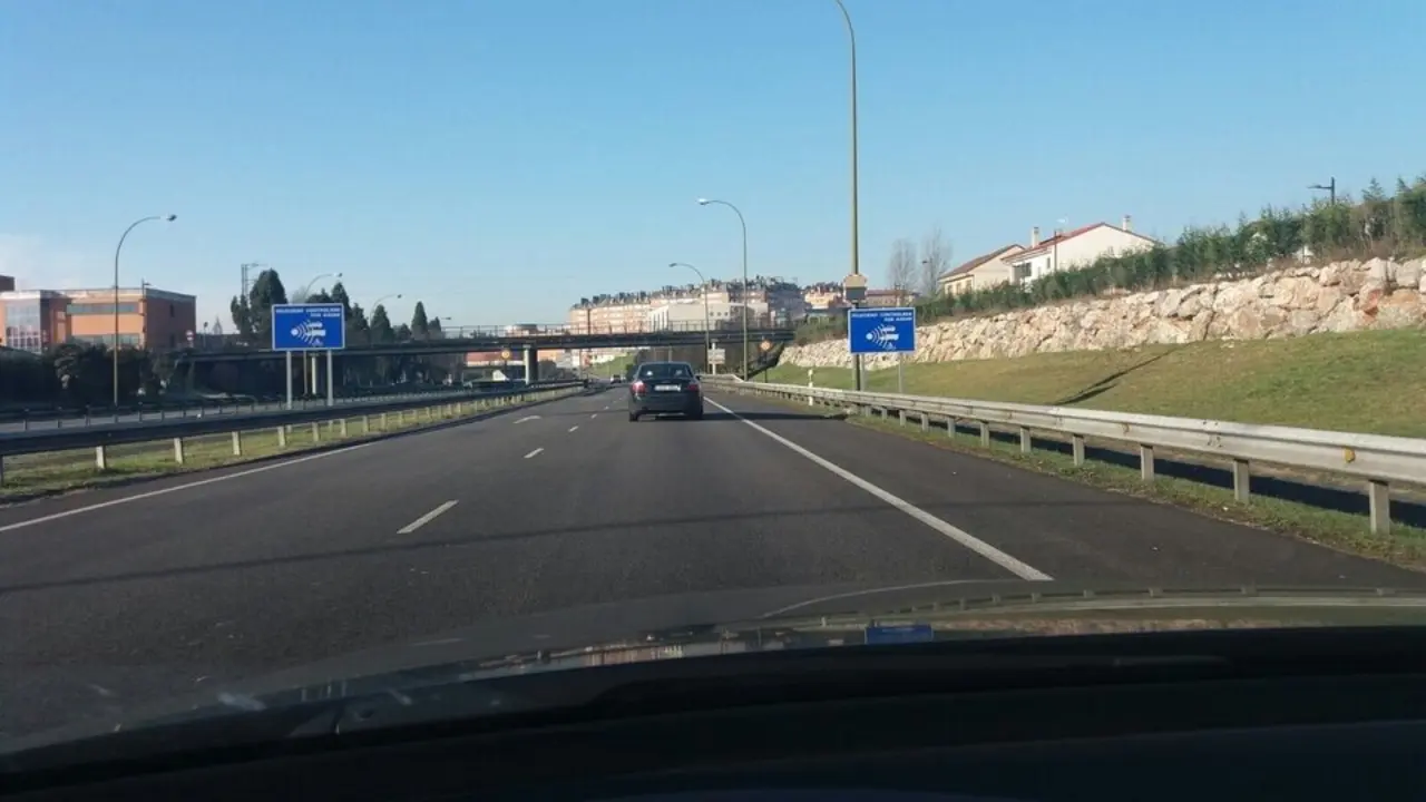 Se&ntilde;alizaci&oacute;n de radar en una carretera de Cantabria. / EP