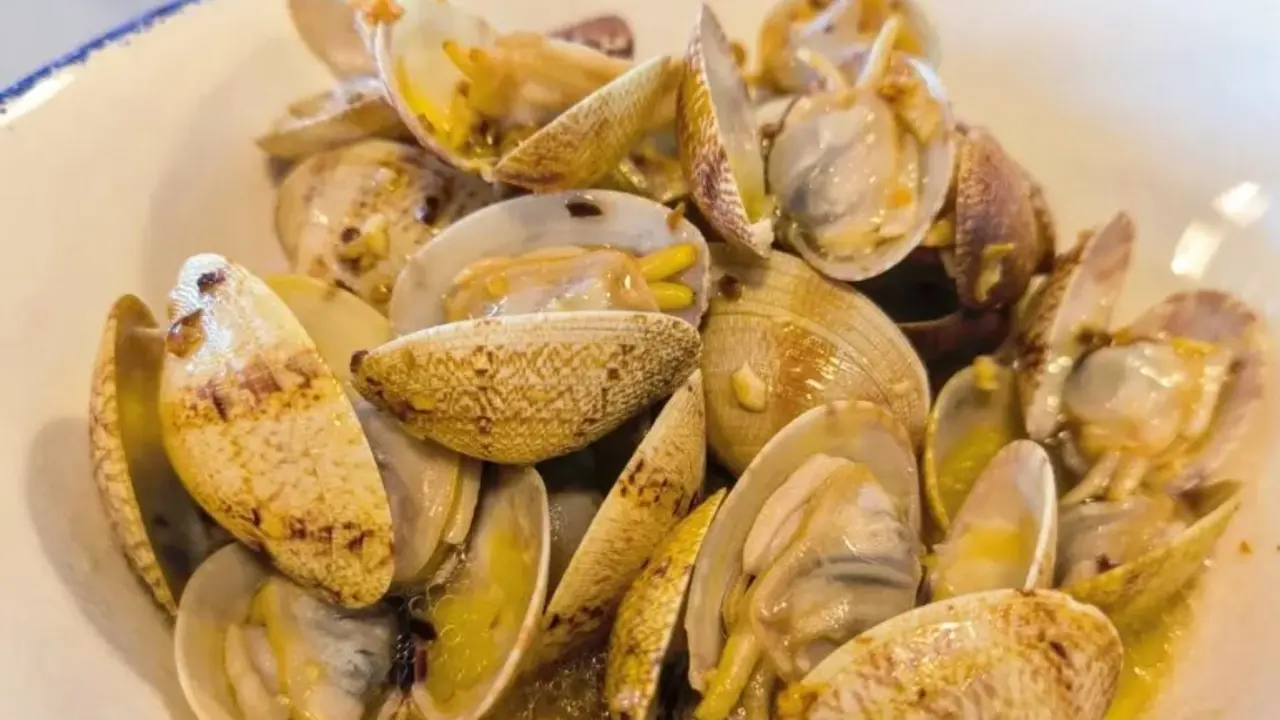 Almejas al ajillo del Asador El Tronky. / RRSS
