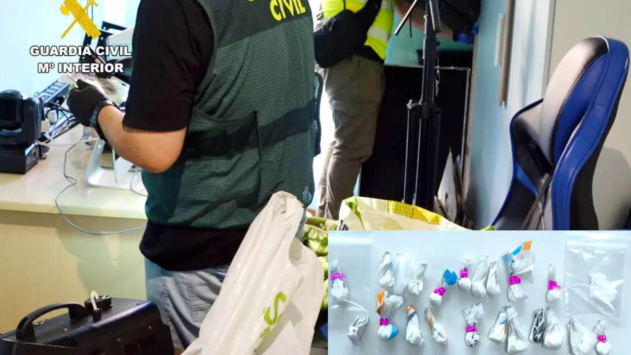 La Guardia Civil con el material incautado. / G.C.