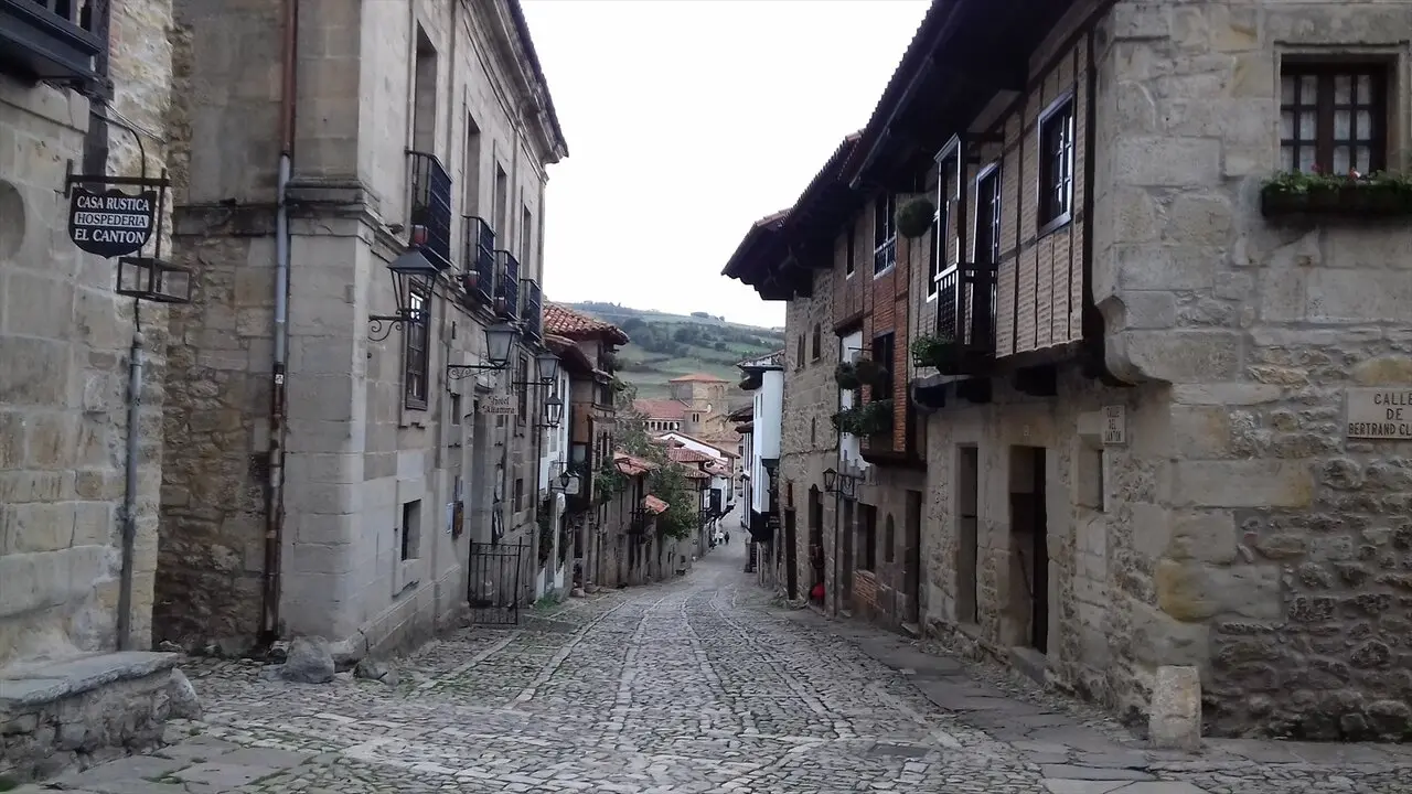 Una de las calles empedradas de Santillana del Mar. / EP