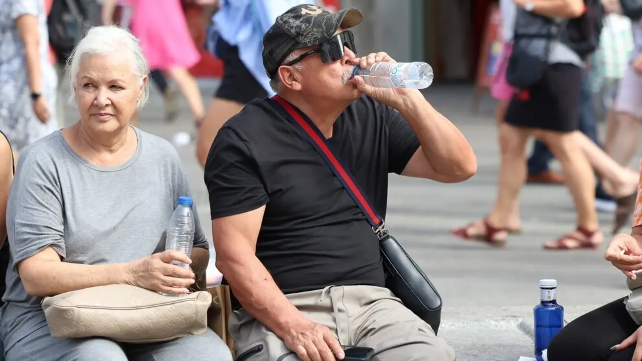 Un se&ntilde;or mayor bebe agua por la ola de calor en Espa&ntilde;a. / Marta Fern&aacute;ndez