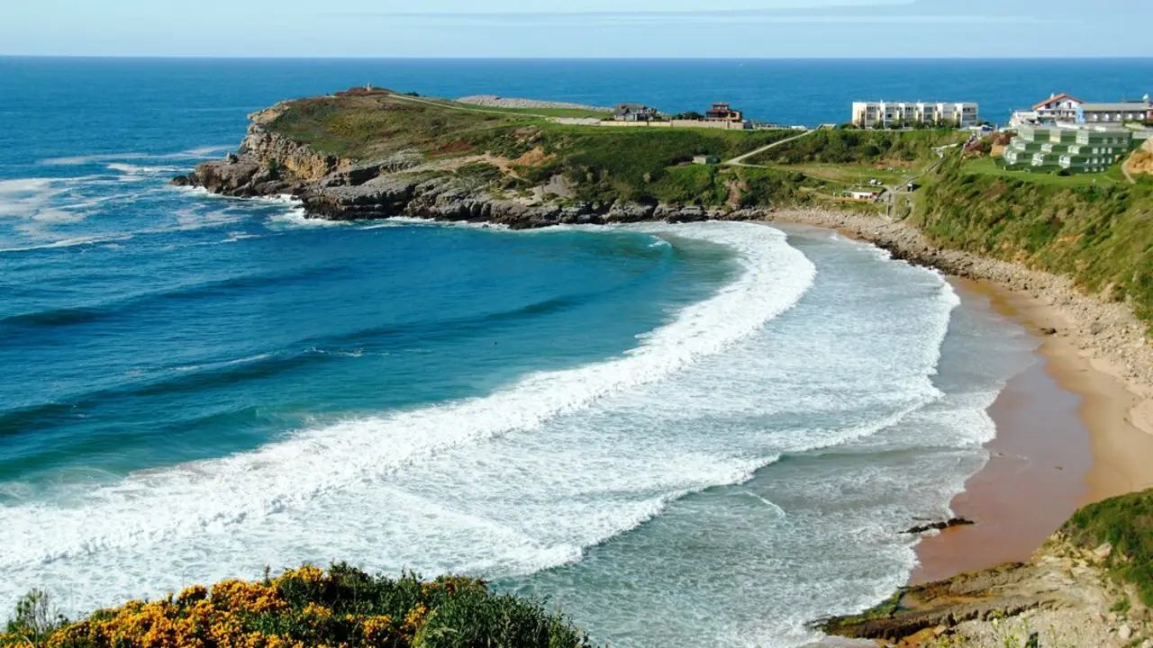 Playa de Los Locos, en Suances, una de las m&aacute;s deseadas por los surfistas. / EP