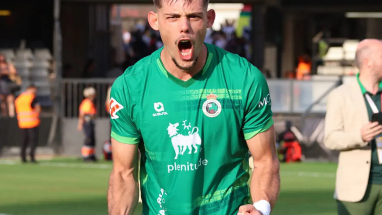 El central sevillano del Racing de Santander, Javi Montero. / x