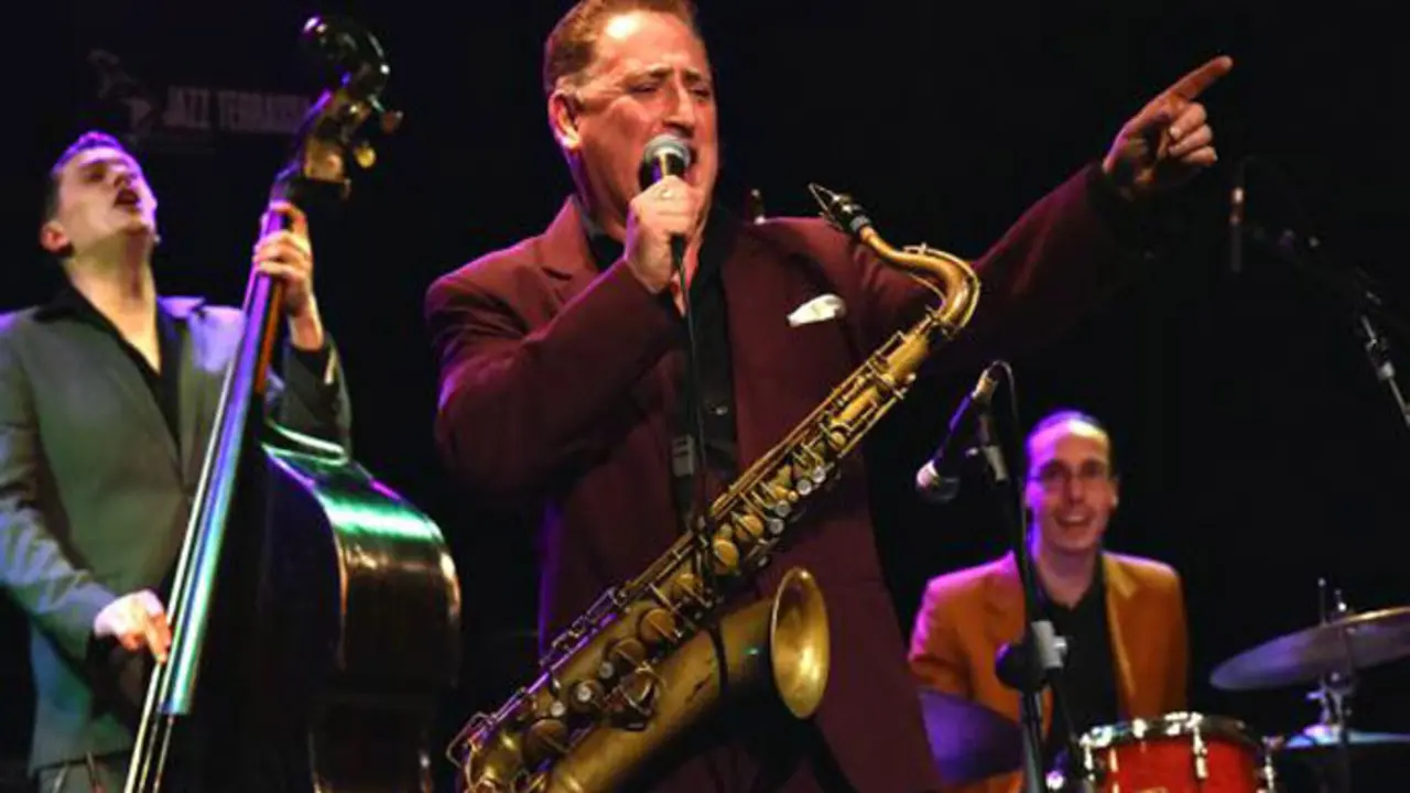 El saxofonista, cantante y director de banda brit&aacute;nico de jazz, Ray Gelato. / x