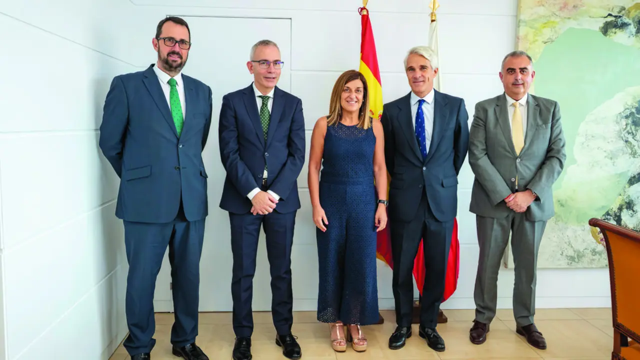 La presidenta de Cantabria, Mar&iacute;a Jos&eacute; S&aacute;enz de Buruaga se reuni&oacute; con el presidente de Telef&oacute;nica Espa&ntilde;a, Borja Ochoa (2d) para abordar el plan de despliegue de conectividad 5G. / Alerta