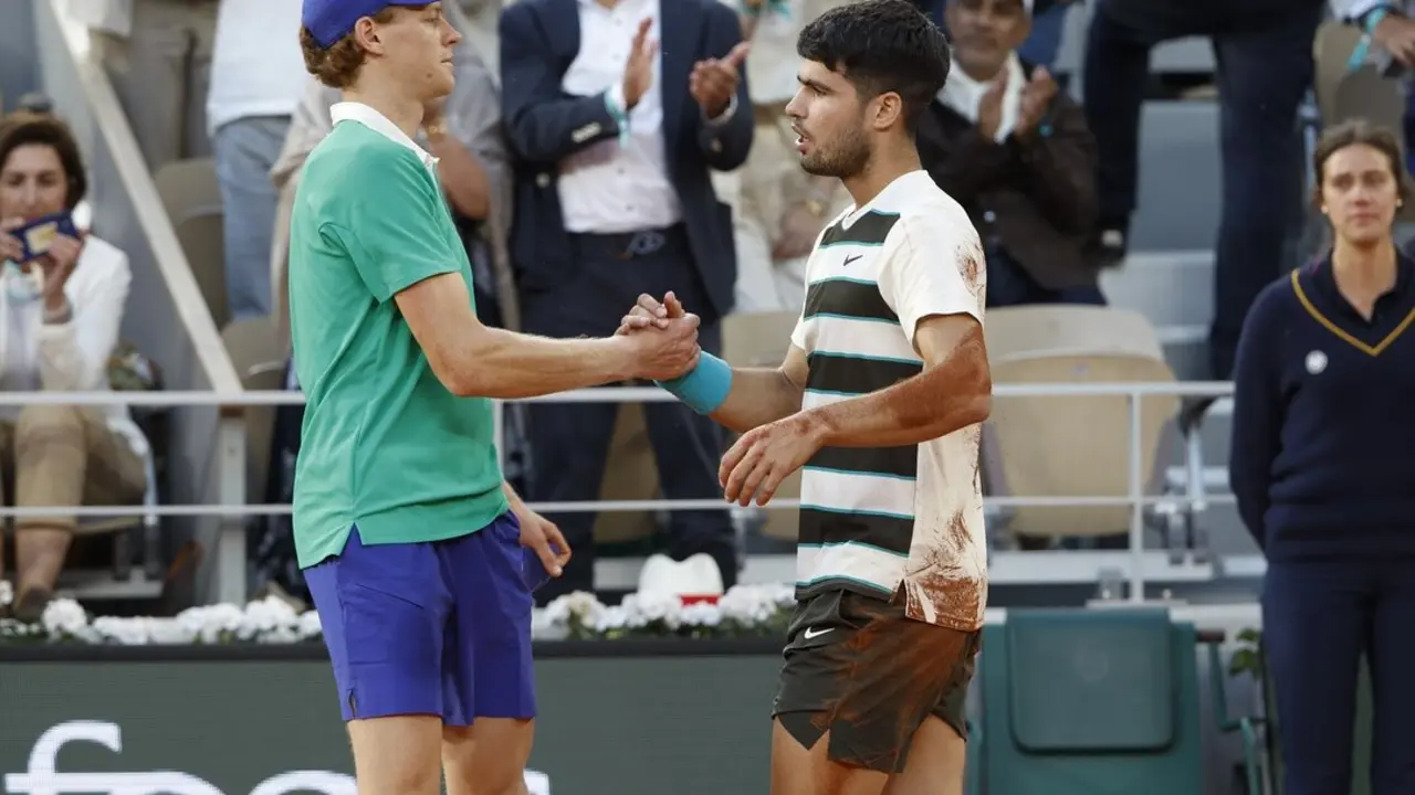 Jannik Sinner y Carlos Alcaraz tras Roland Garros. / EP