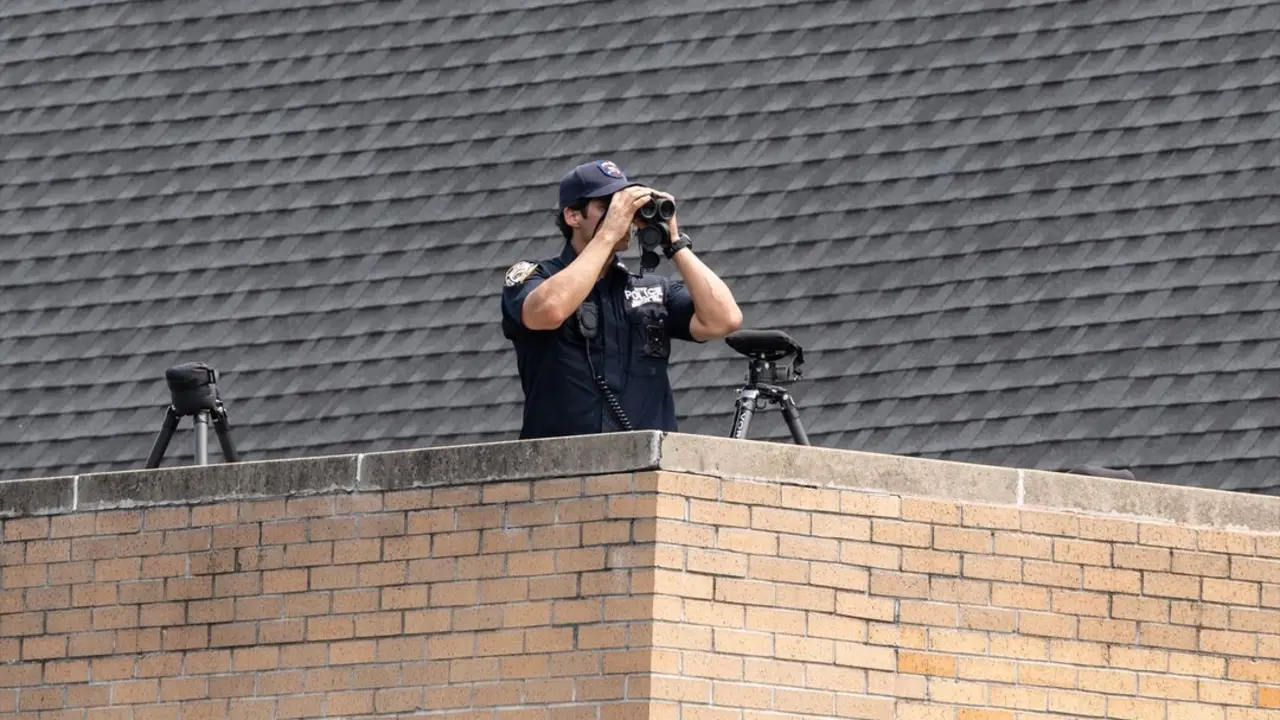 Agentes de polic&iacute;a de la unidad antiterrorista custodian el funeral del agente de polic&iacute;a de Nueva York Didarul Islam en las afueras de Parkchester Jame Masjid en Nueva York. / EP