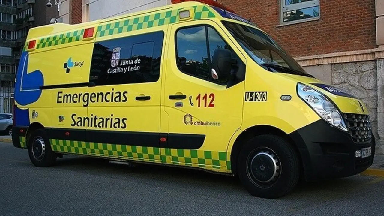 Una ambulancia del servicio sanitario de Castilla y Le&oacute;n. / EP