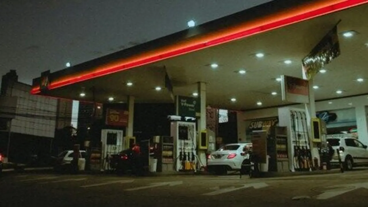 Varios coches en una gasolinera. / A.E