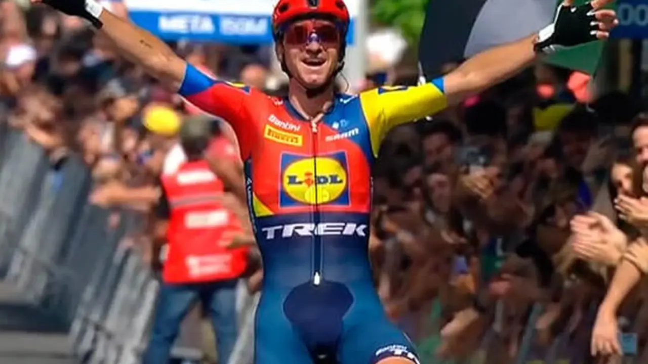 ciclista italiano Giulio Ciccone (Lidl-Trek) cruza la l&iacute;nea de meta. / x