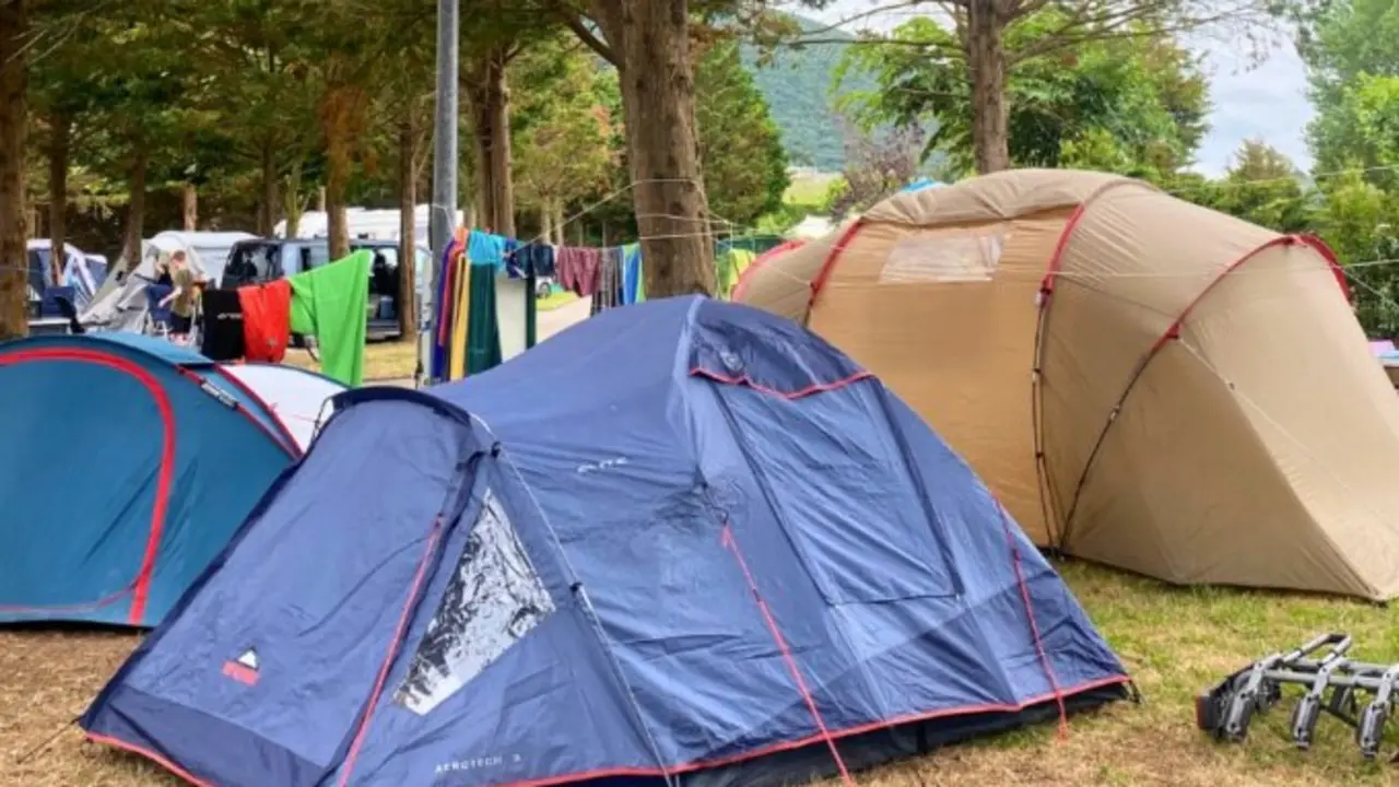 Tiendas de campa&ntilde;a en el camping. / C.P.J.