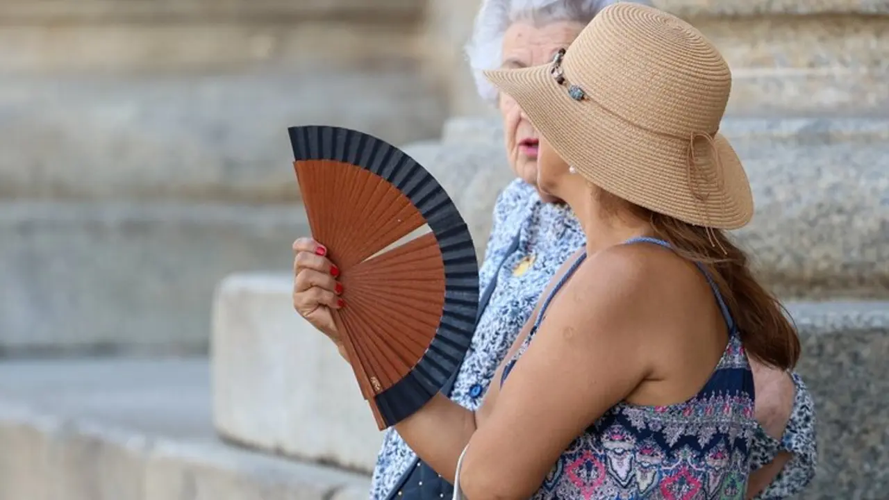 Una mujer se abanica durante la ola de calor. / Marta Fern&aacute;ndez